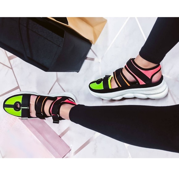 Last Size 7🖤Multi Triple Closure Platform Sneaker - Picture 5 of 6